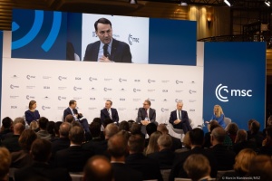 Європа допомагає Україні і має бути за столом переговорів - Сікорський