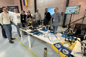 Internationale „Drone-Aid“ – Initiative: Freiwillige bauen mehr als 1.100 Drohnen für die Ukraine