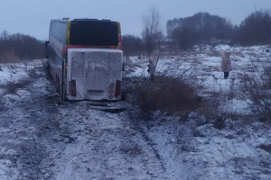 На трасі Львів-Луцьк автобус із пасажирами зʼїхав у кювет, є постраждалі