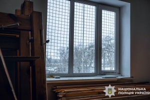 Побої та важка праця: на Київщині викрили псевдореабілітаційний центр, де утримували 58 людей