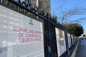 À Paris, une exposition en plein air dédiée à Sophie Jablonska inaugurée rue de Rivoli