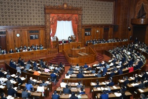 Парламент Японії проводить перше засідання після історичної перемоги правлячої партії на виборах
