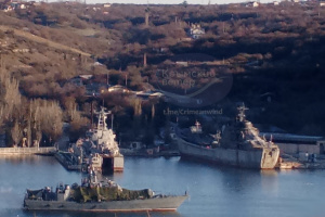 Росіяни у Севастополі ховають пошкоджені ударами ЗСУ кораблі під маскувальними сітками - соцмережі