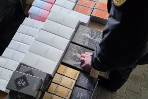 Митники на Буковині виявили у пасажирському автобусі брендові парфуми та одяг на ₴2,5 мільйона 