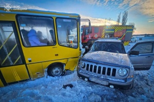 На Київщині Jeep зіткнувся зі шкільним автобусом - двоє постраждалих