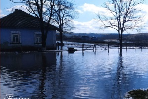 Повінь відрізала від суші село на Миколаївщині - продукти та ліки доставляють катером