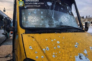 Армія РФ вдарила дронами по комунальному підприємству у Херсоні, пошкоджена техніка