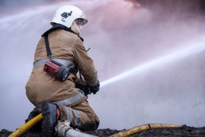 У трьох районах Києва зафіксували падіння уламків після ворожої атаки