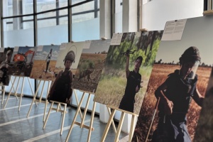 У столичному метро відкрили виставку про жінок, які розміновують Україну