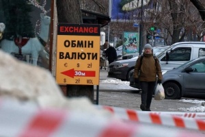 Долар і євро дешевшають: Нацбанк оголосив курс гривні на 25 лютого