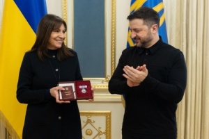 Zelensky awards Paris Mayor Order of Princess Olga