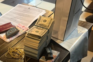 Працівник СБУ в Києві «погорів» на хабарі у $68 тисяч за зняття з розшуку двох військозобов’язаних