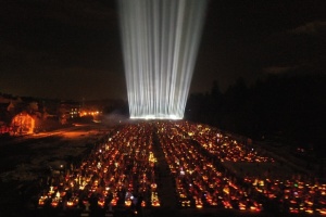 У Львові над могилами полеглих військових засвітили «Промені пам’яті»