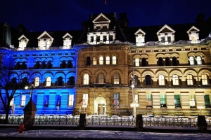 Парламент Канади підсвітили жовтим і синім на знак солідарності з Україною