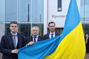 У Гаазі на будівлі МЗС підняли український прапор