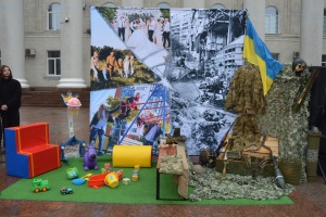 У Кропивницькому представили інсталяцію «Життя до і після» до річниці повномасштабного вторгнення