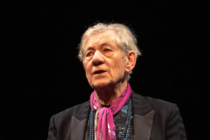  Ієн Мак-Келлен прочитав вірш Артура Дроня до четвертої річниці повномасштабного вторгнення РФ в Україну 