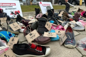 Біля російського посольства у Болгарії поклали дитяче взуття, щоб нагадати про вбивства РФ в Україні