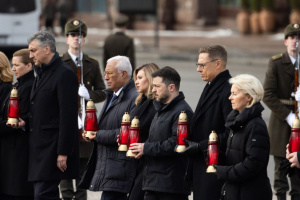 Зеленський з іноземними гостями на Майдані вшанував пам’ять полеглих героїв