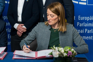 La présidente du Parlement européen signe le crédit de 90 milliards d’euros pour l’Ukraine