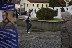 В Ужгороді відкрили вуличну виставку про 23 героїв, які захищають країну на фронті