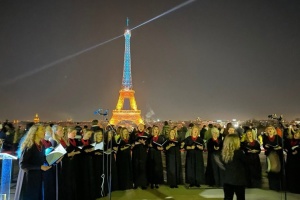 У Франції підсвітили жовто-блакитними кольорами Ейфелеву вежу та Палац Європи