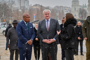 Ghana’s FM arrives in Kyiv on first-ever visit