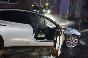 У Києві затримали дівчину та хлопця за підпали трьох автомобілів Tesla на замовлення