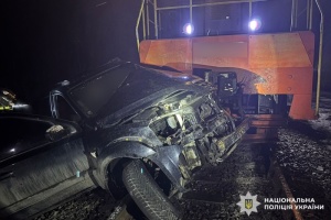 На Буковині зіткнулися на залізничному переїзді позашляховик і тепловоз, водій загинув
