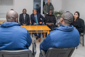 アブラクワ・ガーナ外相、ウクライナ訪問時にガーナ人捕虜と面会