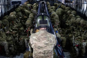 Des parachutistes britanniques et français se préparent à une éventuelle mission de maintien de la paix en Ukraine, selon The Telegraph