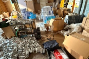 У Києві виявили підпільні склади з фальсифікованим алкоголем під логотипами відомих брендів 