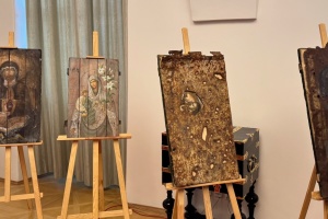 У Сенаті Чехії відбулася виставка ікон на ящиках від набоїв