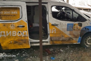 На Сумщині росіяни атакували автомобіль Укрпошти, двоє поранених