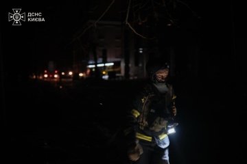 Ataque combinado ruso alcanza edificios altos y deja heridos en Kyiv 