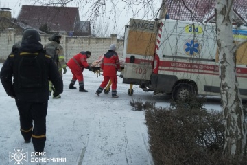 Russians launch air strike on Druzhkivka, woman found under rubble