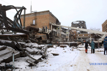 Travaux de restauration lancés à la centrale thermique de Darnytsia, touchée par frappe russe sur Kyiv