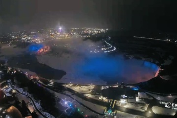 Ніагарський водоспад підсвітили синьо-жовтим кольором на знак солідарності з Україною