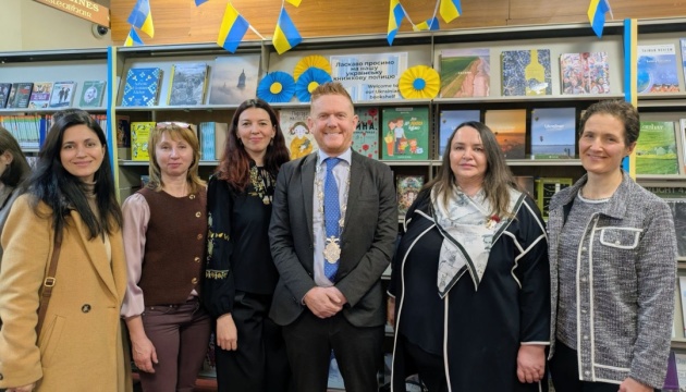 В Ірландії відкрили «Українську книжкову полицю» у бібліотеці міста Голвей