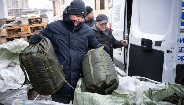 Допомога людям з інвалідністю та пенсіонерам: у Києві та області роздали 10 тисяч «пакунків тепла»