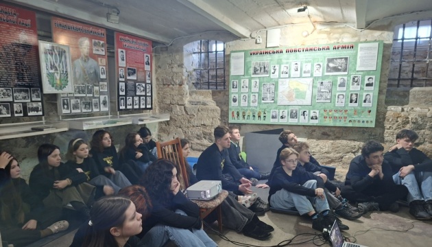 Тернопільська молодь провела акцію «Доба» у камерах колишнього слідчого ізолятору КДБ