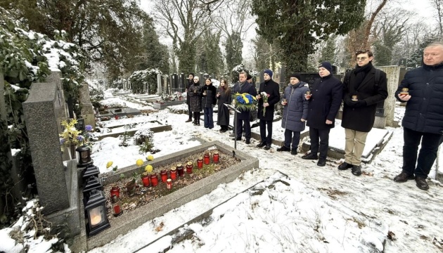 У Празі вшанували пам’ять Івана Пулюя: громада та дипломати поклали квіти до могили вченого