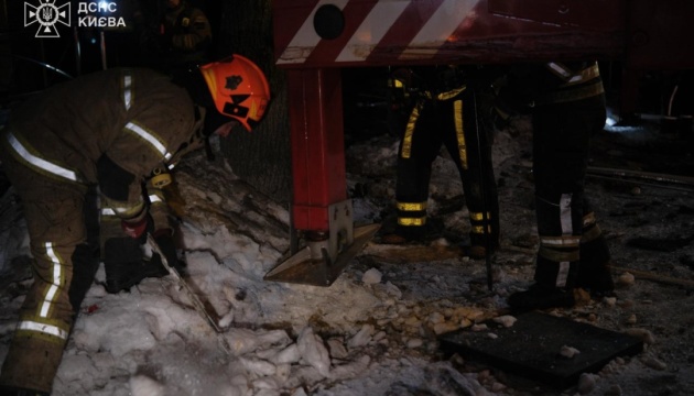 Рятувальники показали наслідки російської атаки по Києву