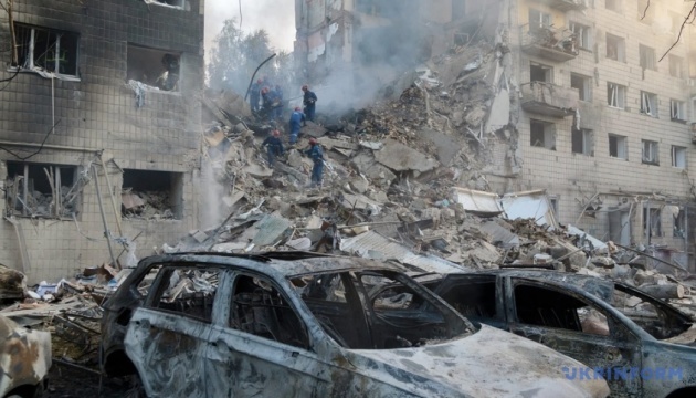 OSZE-Vertreter besuchen Ort in Kyjiw, an dem russischer Angriffs 23 Menschen tötete