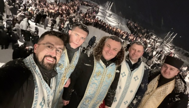 На Прикарпатті встановили національний рекорд, запаливши водночас 2119 Стрітенських свічок