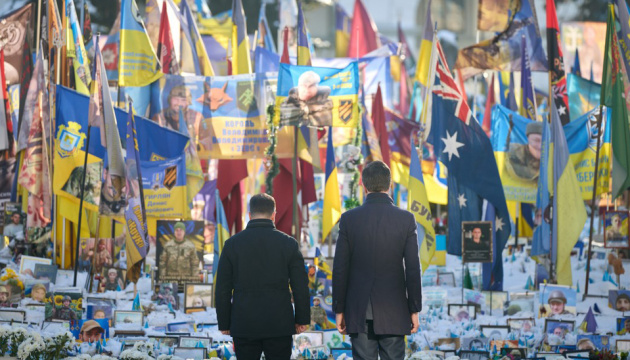 Зеленський: Під час покладання квітів на Майдані з Рютте російський літак вийшов на пусковий рубіж