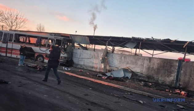 Під час удару по автобусу в Тернівці був поранений 22-річний юнак, який намагався врятувати інших пасажирів 