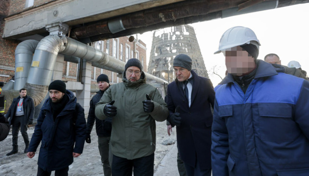 Schmyhal zeigt Rutte Folgen russischer Angriffe auf eines der Kyjiwer Heizwerke