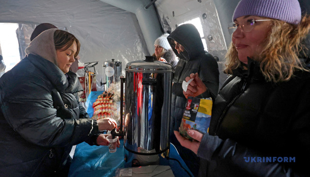 Мобільний пункт обігріву в Харкові / Фото: В`ячеслав Мадієвський. Укрінформ