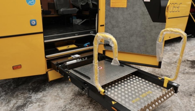 На Вінниччині громадам передали чотири інклюзивні шкільні автобуси